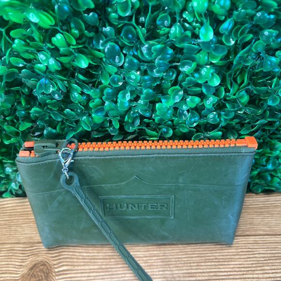 HUNTER for Target Green Rubber Zipped Wristlet 8" x 5" Makeup Pouch Case - Picture 2 of 9